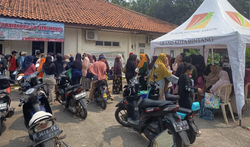 Pastikan Tepat Sasaran, Bhabinkamtibmas Polsek Bekasi Barat Kawal Distribusi Bansos di Jakasampurna
