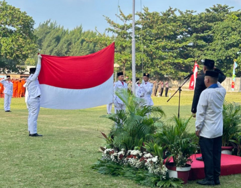 Kapolsek Kepulauan Seribu Utara Hadiri Upacara HUT RI ke-80 Tingkat Kecamatan di Pulau Kelapa