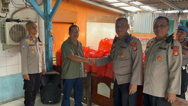 Polsek Koja Gelar Jumat Peduli, Bagikan 300 Nasi Box untuk Warga Tugu Utara