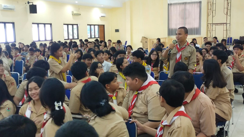 Police Goes to School: Polsek Bekasi Barat Sambangi SMP-SMA Advent Jakasampurna