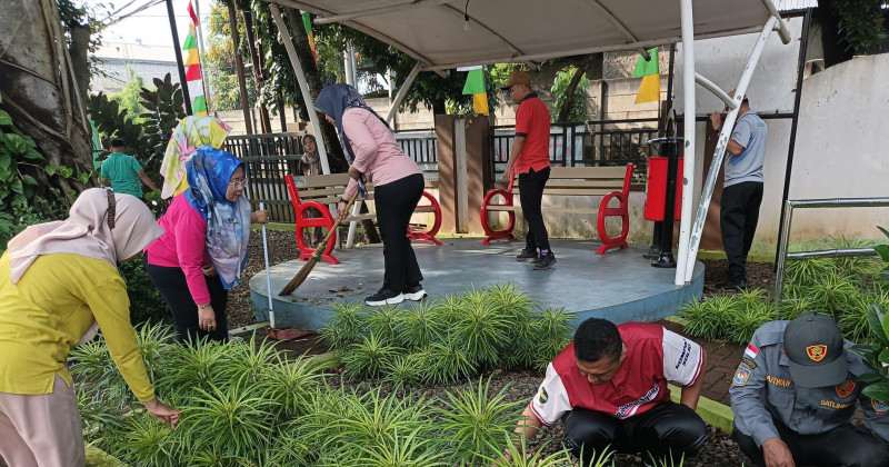 Wujudkan Bekasi Indah, Bhabinkamtibmas dan Lurah Mustikasari Turun Langsung Kerja Bakti