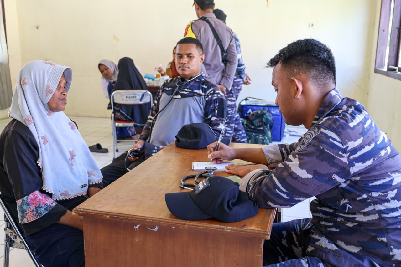 Satgas ERB Kodaeral IX dan Bank Indonesia Sasar Masyarakat Buru Selatan Beri Pelayanan Kesehatan Gratis dan Edukasi Cinta, Bangga, Paham Rupiah