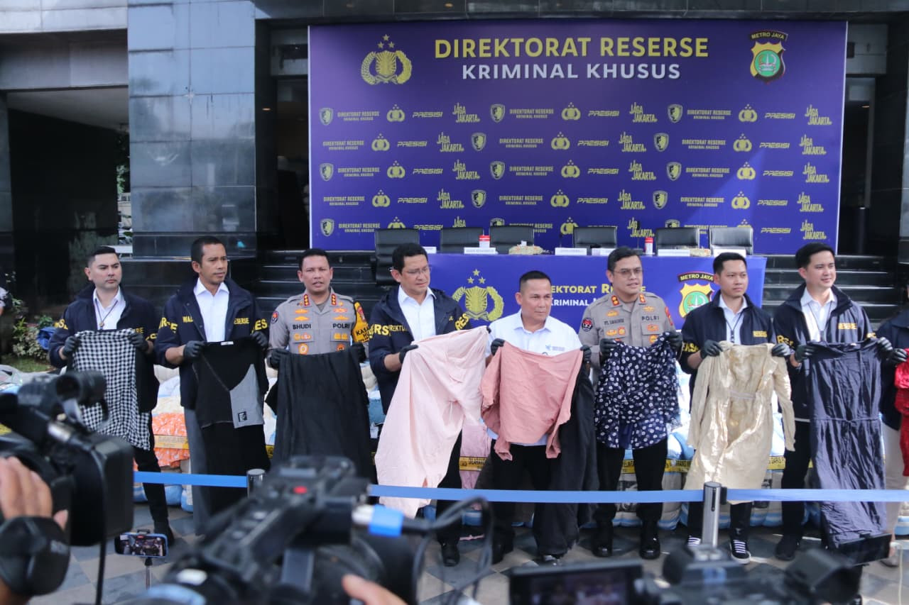 Polda Metro Jaya Bongkar Penyelundupan 439 Ballpress Pakaian Bekas Impor