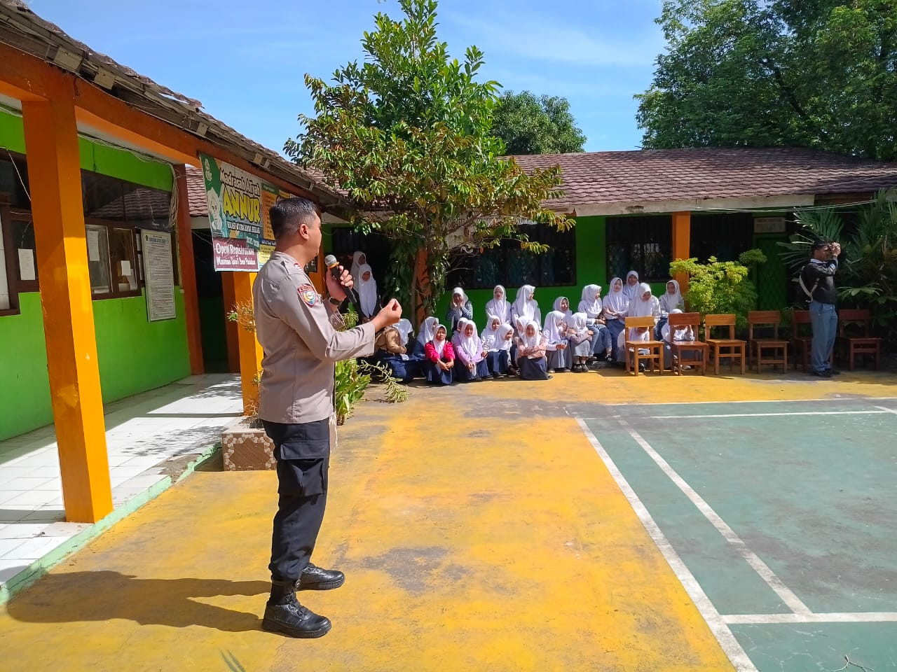 Pembinaan dan Penyuluhan kepada Siswa Madrasah Aliyah Annur Sebagai Upaya Pencegahan Kenakalan Remaja dan Tawuran di Kelurahan Perwira