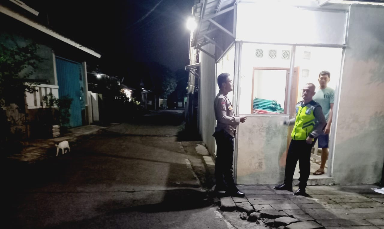 Perkuat Keamanan Lingkungan, Polisi Sambangi Pos Kamling di Rawaroko