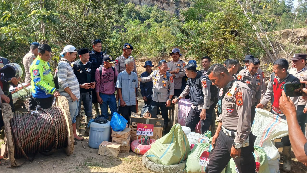 Polres Aceh Tengah Salurkan Bantuan Logistik ke Desa Terisolir di Kecamatan Linge