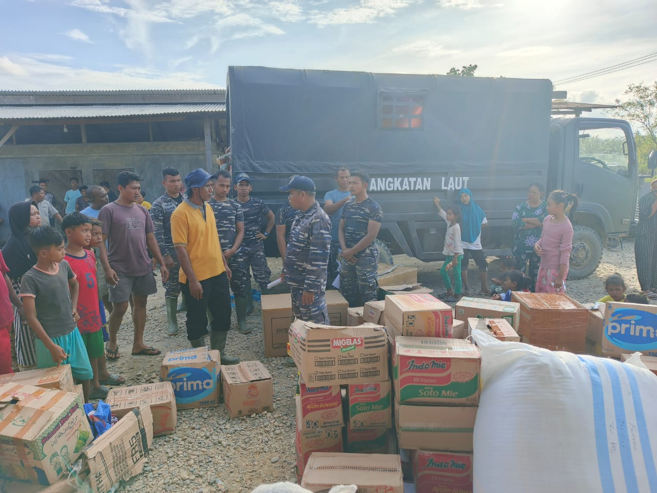 Prajurit Kodaeral I Bersama Lanal Lhokseumawe Laksanakan Debarkasi Bantauan Dari KRI SHS-990