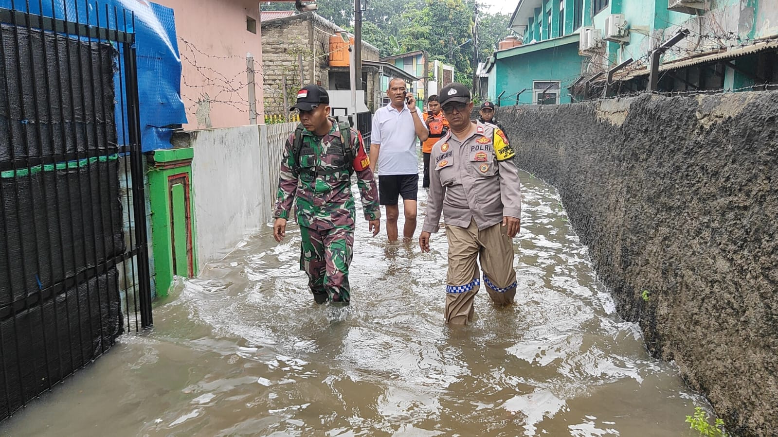 Curah Hujan Tinggi Picu Luapan Kali Alam, Polsek Medan Satria Bersama Tiga Pilar Siaga Evakuasi Warga Kalibaru