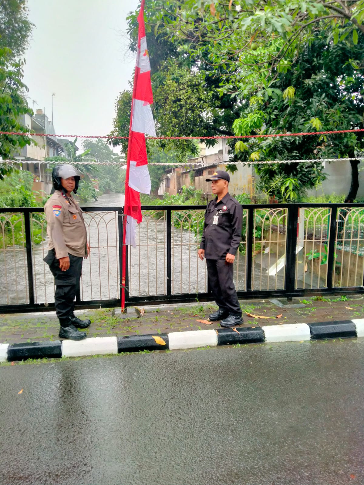 Bhabinkamtibmas Kelurahan Margahayu Pantau Kondisi Genangan Air, Situasi Aman