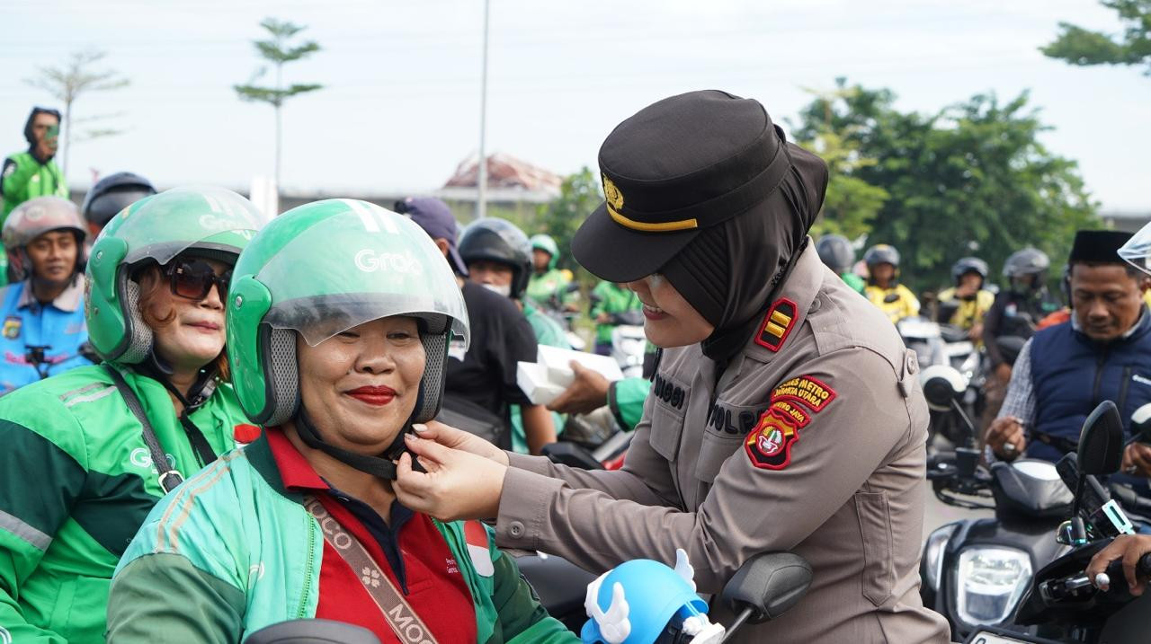 Polres Metro Jakarta Utara Bagikan Makanan untuk Buruh, Kedepankan Pelayanan Humanis di May Day 2026