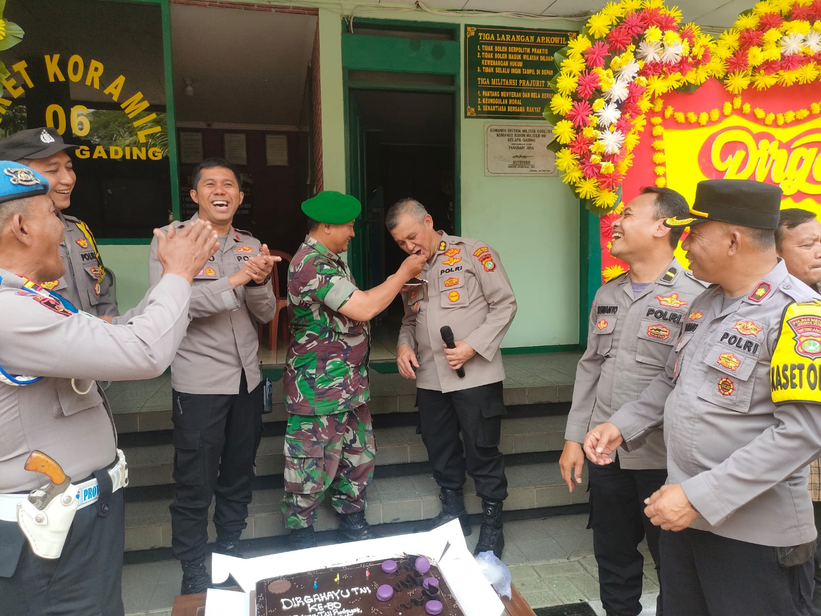 Sinergi Tanpa Batas, Polres Metro Jakarta Utara dan Polsek Kelapa Gading Rayakan HUT TNI ke-80 dengan Surprise Party di Koramil 06 Kelapa Gading