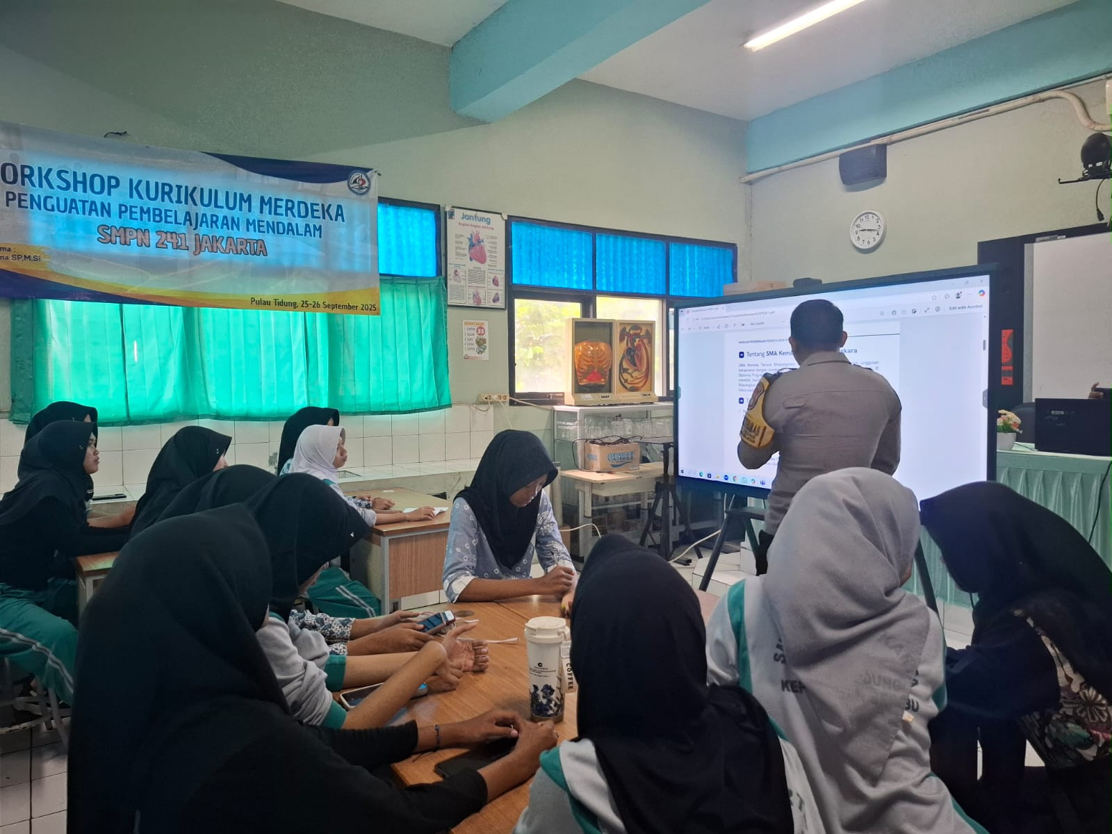 Bhabinkamtibmas Pulau Tidung Sosialisasikan Penerimaan SMA Kemala Taruna Bhayangkara di SMPN 241 Jakarta, Ajak Siswa Siapkan Diri Jadi Generasi Tangguh