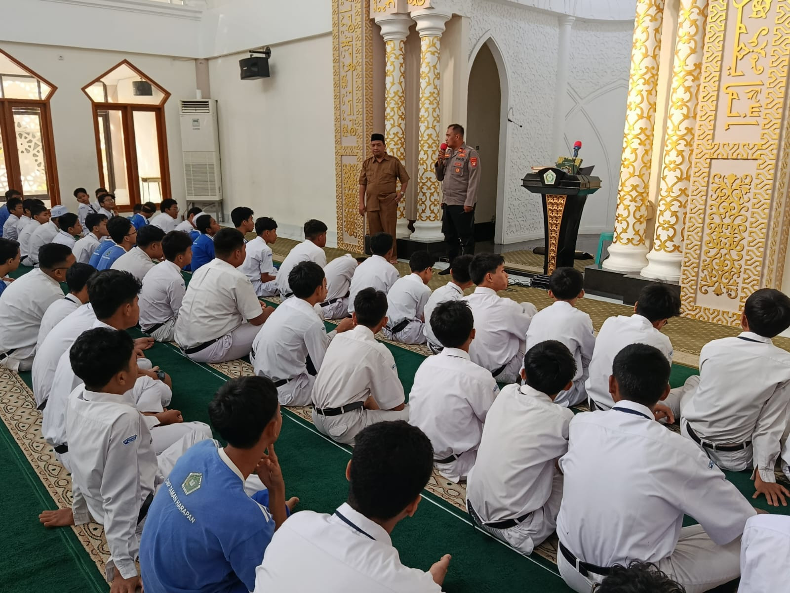 Polsek Medan Satria Laksanakan Penyuluhan dan Sambang Sekolah di SMP Taman Harapan