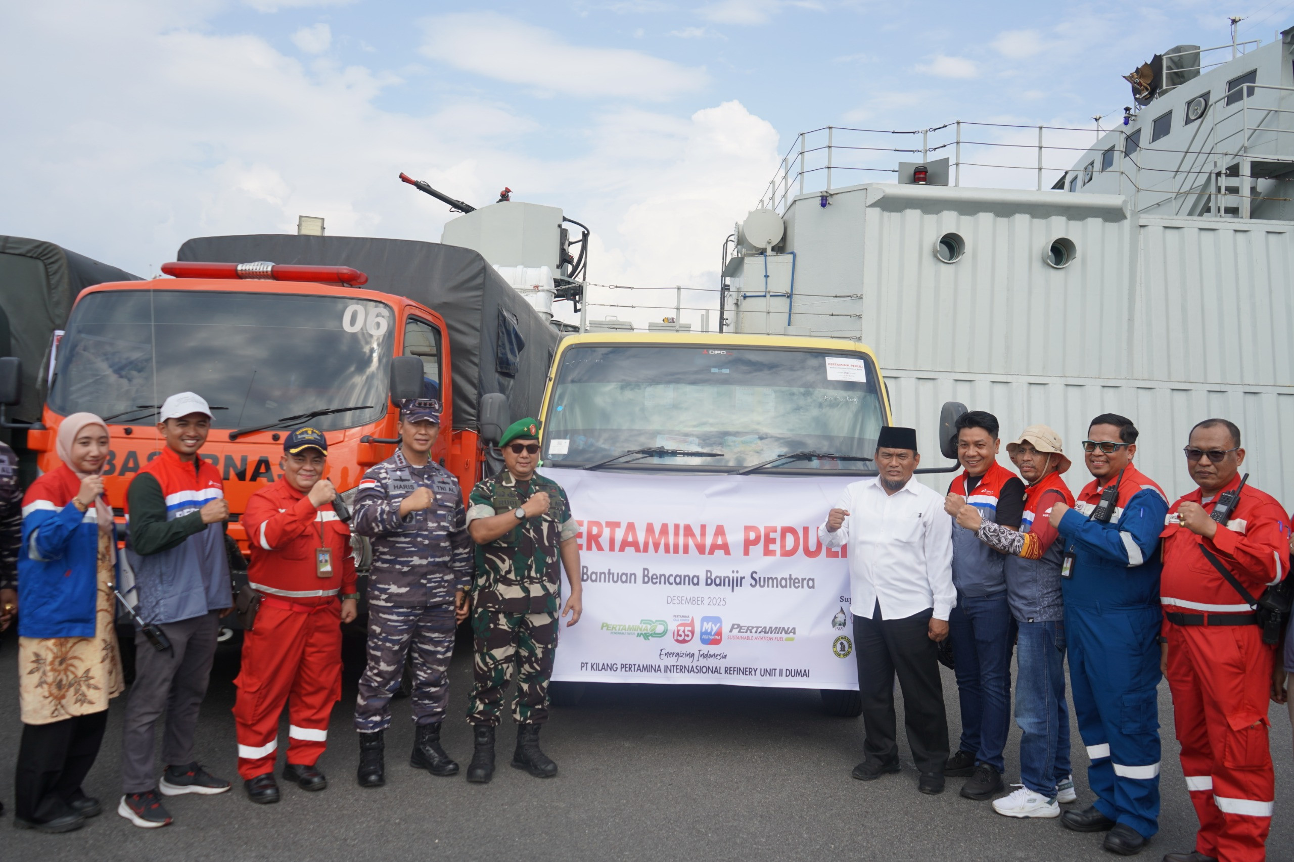200 Ton Bantuan Kemanusiaan Dari Riau Dikirim TNI AL Menuju Aceh Dengan KRI Teluk Gilimanuk-531