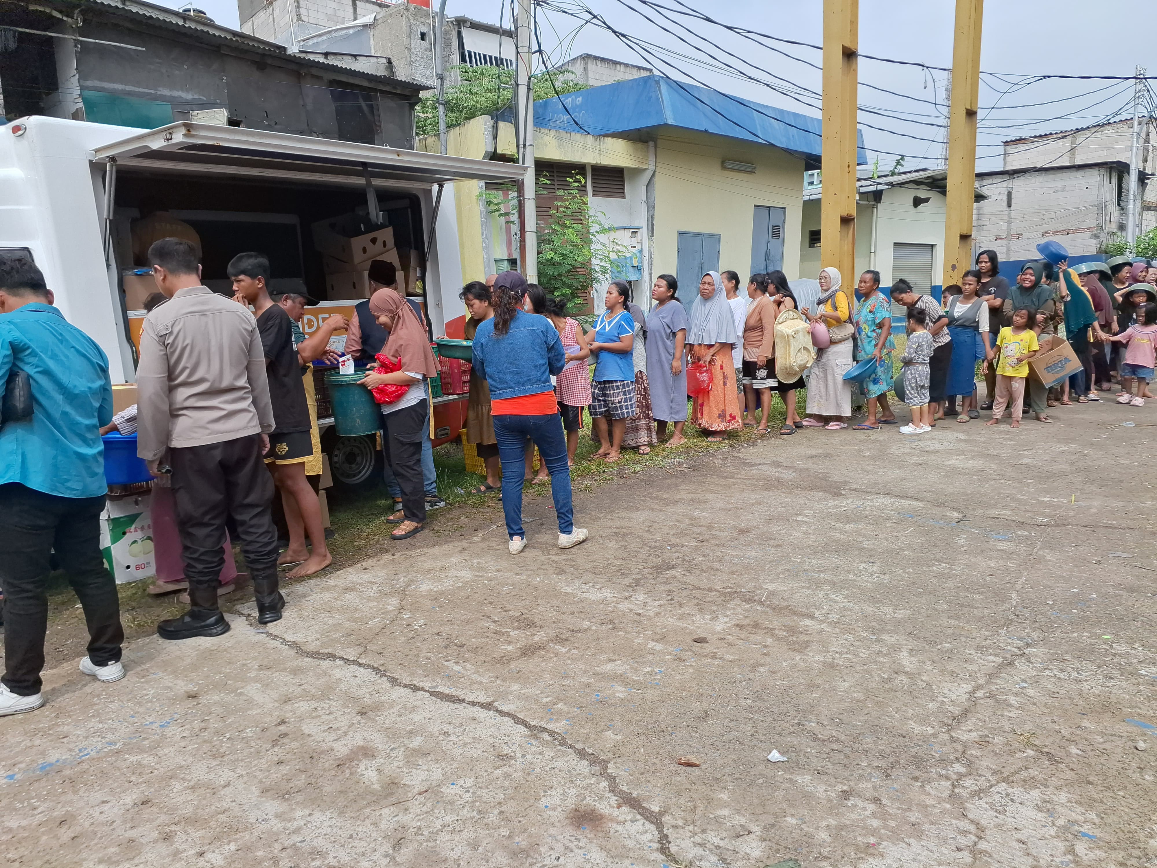 Polsek Metro Penjaringan Hadir untuk Warga, Ribuan Paket Makanan Dibagikan di Kapuk Muara