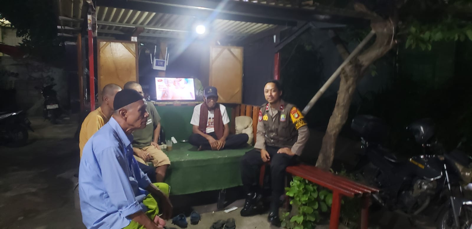 Bhabinkamtibmas Pondok Gede Sambang Pos Kamling Jatirahayu: Waspadai Judi Online dan Pergaulan Bebas Remaja