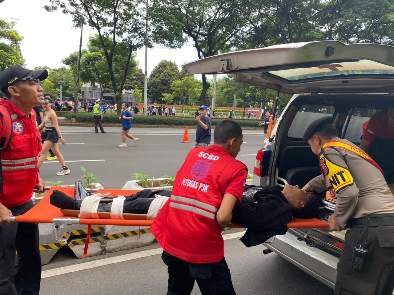 Polisi Bersepeda Sigap Bantu Evakuasi Korban Laka di CFD Jakarta