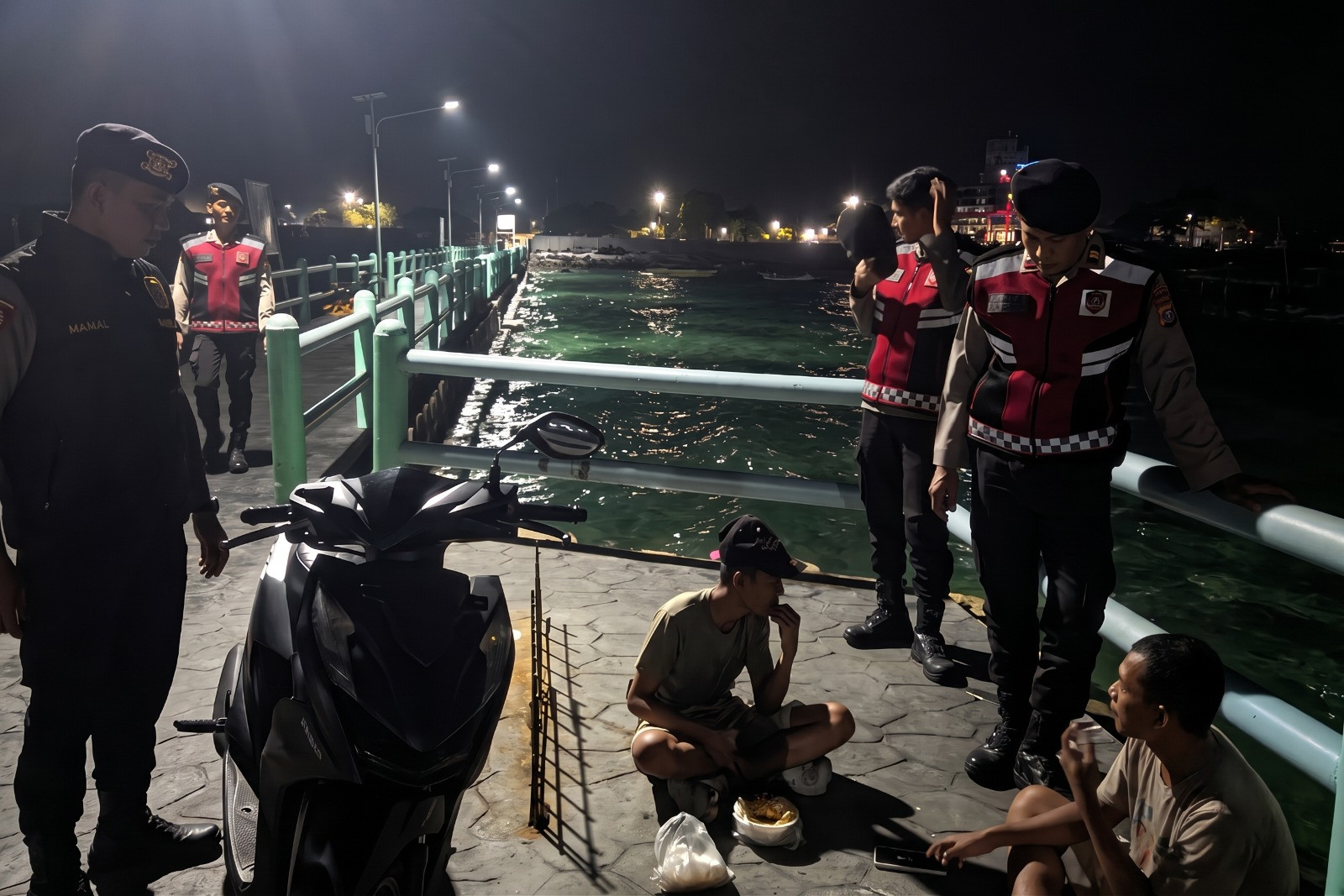 Patroli Malam Jakarta On The Spot, Polsek Kepulauan Seribu Selatan Edukasi Warga Manfaatkan Layanan Polisi 110