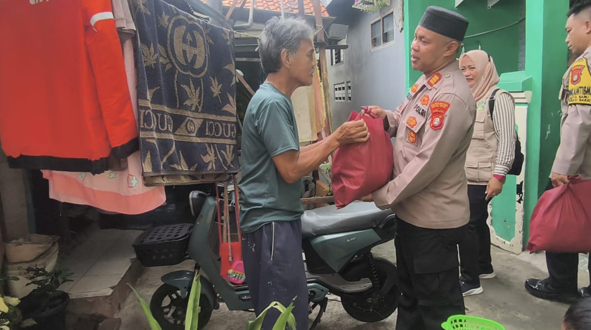 Jumat Berkah, Polsek Bekasi Barat Salurkan Sembako untuk Lansia dan Warga Sakit di Kotabaru
