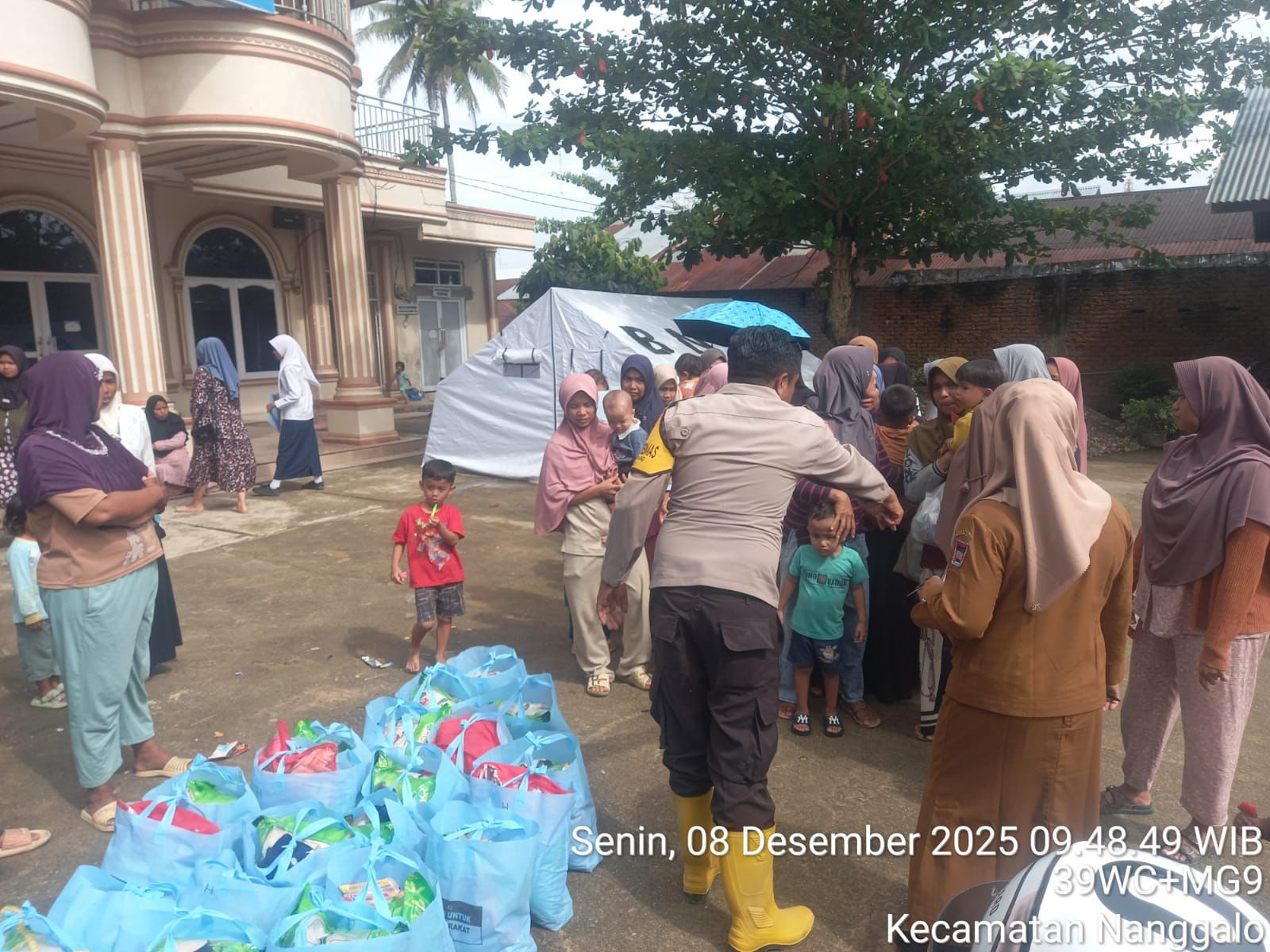 Polda Sumbar Salurkan Bantuan untuk Ibu dan Balita Terdampak Banjir Bandang di Nanggalo
