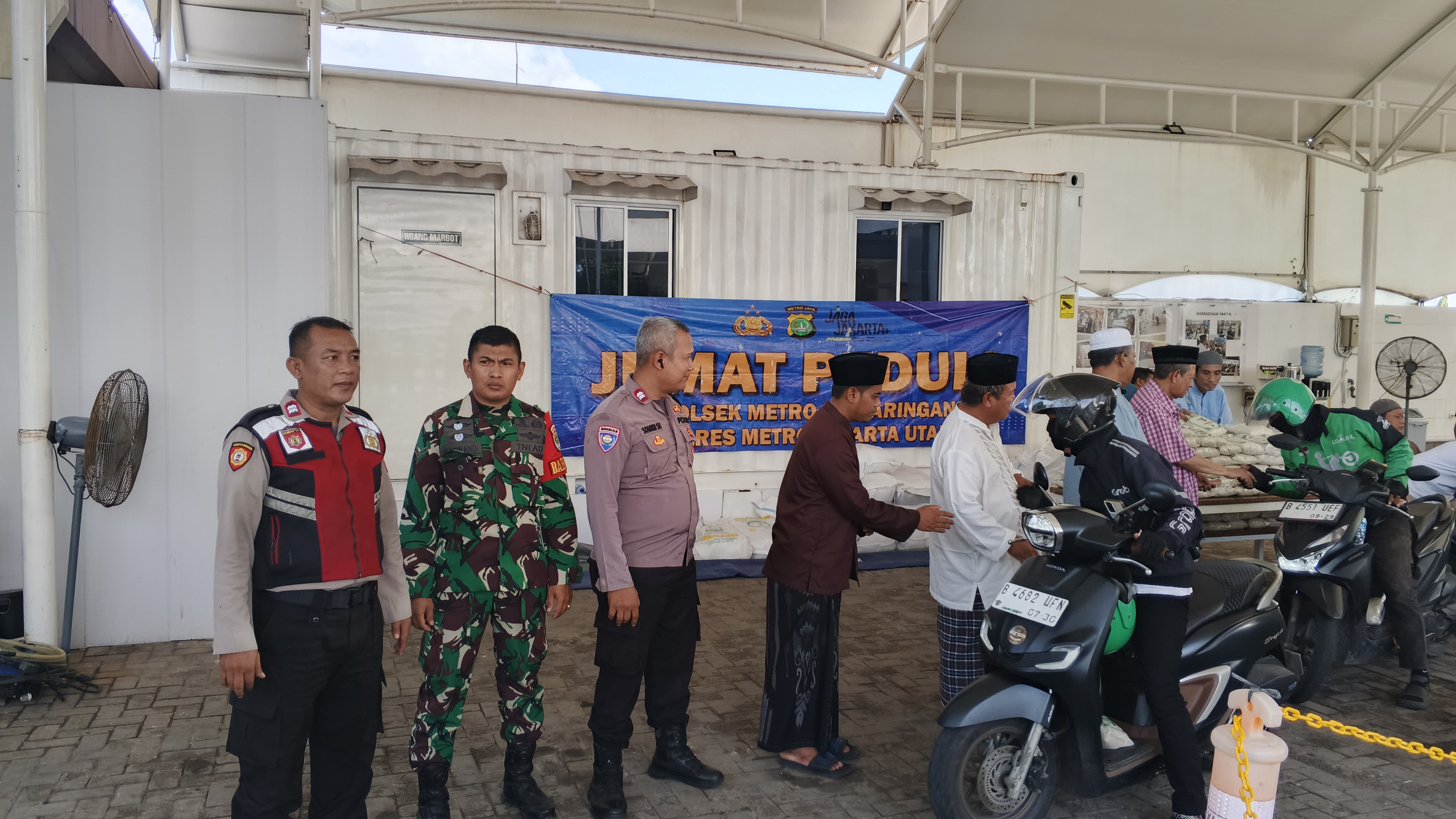 Peduli Sesama, Masjid Al Qohhar Salurkan 500 Paket Sembako untuk Pengemudi Ojol di Penjaringan