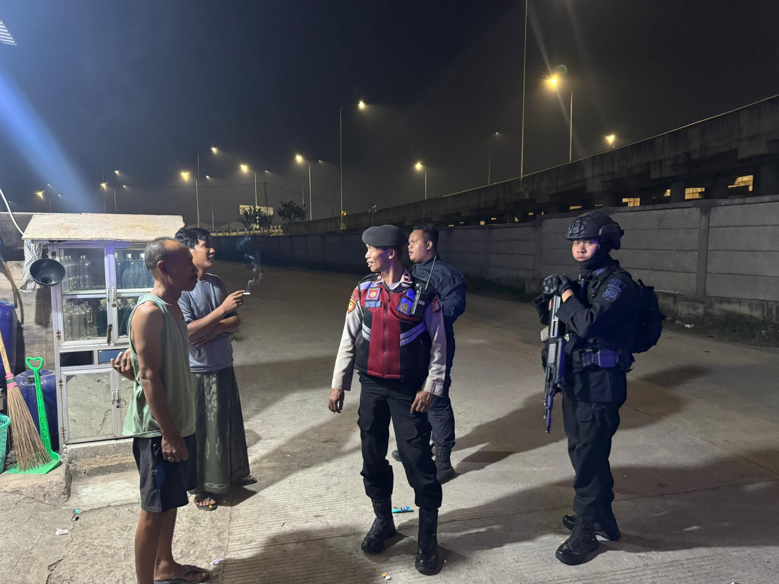Brimob Polda Metro Jaya Bubarkan Tawuran di Kosambi, Parang 1 Meter Disita