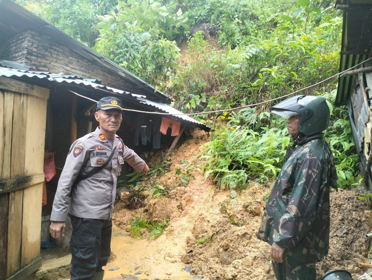 POLRI KERAHKAN PERSONEL MEMBANTU WARGA TERDAMPAK BENCANA DI SUMATERA UTARA