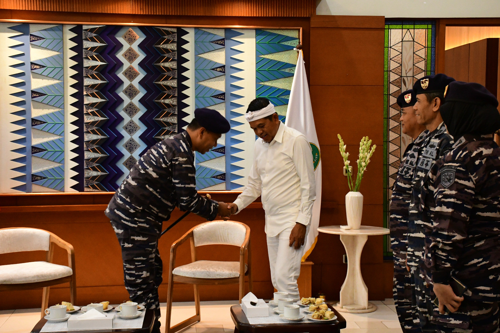 Tingkatkan Sinergitas Dengan Pemerintah Daerah, Komandan Lanal Bandung Laksanakan Courtesy Call (CC) Ke Gubernur Jawa Barat