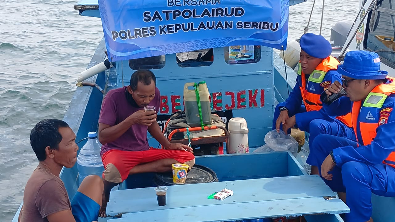 Satpolairud Polres Kepulauan Seribu Ngopi Kamtibmas Bersama Nelayan, Serap Aspirasi dan Tekankan Keselamatan Laut