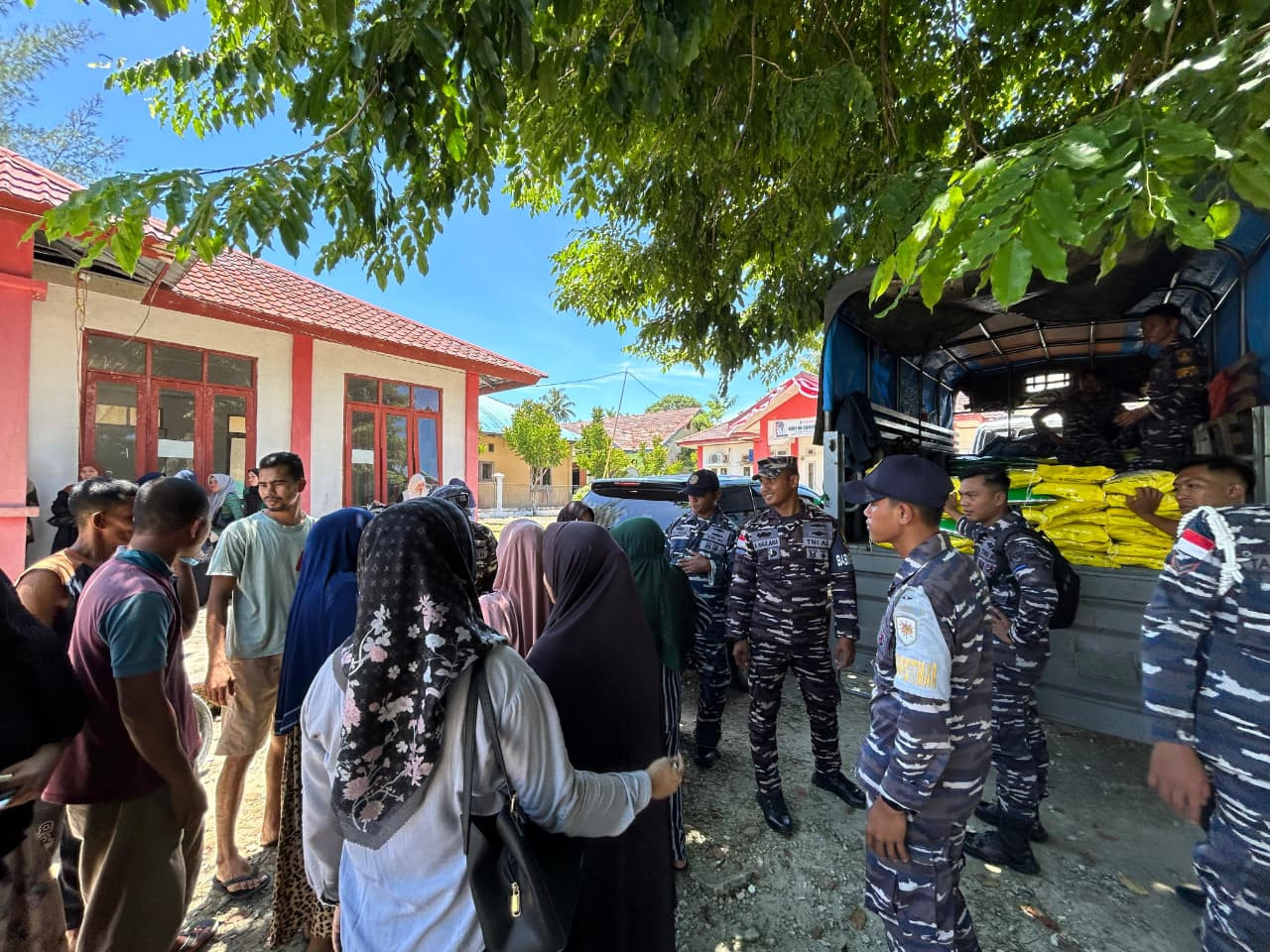 Lanal Simeulue Distribusikan Beras SPHP Kepada Masyarakat Pesisir di Kepulauan Simeulue Provinsi Aceh