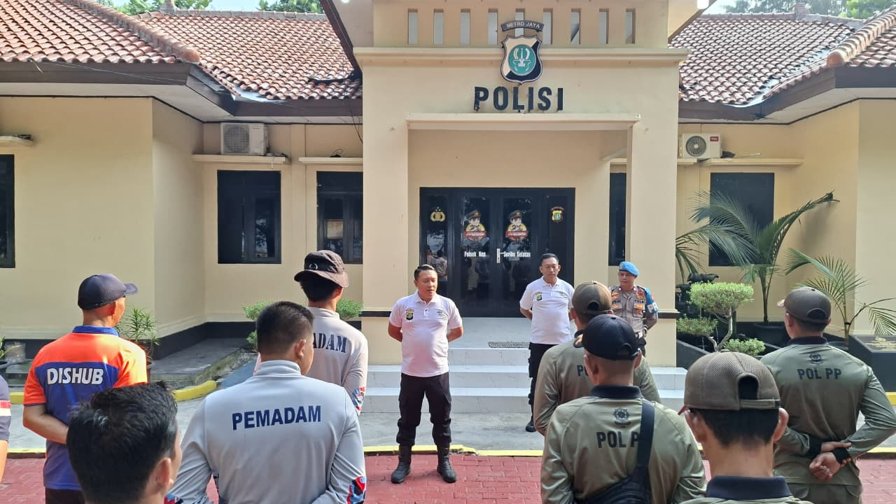 Polsek Kepulauan Seribu Selatan Bersama Stakeholder Gelar Kerja Bakti dan Pengecatan Fasilitas Umum Sambut HUT RI Ke-81 di Pulau Tidung