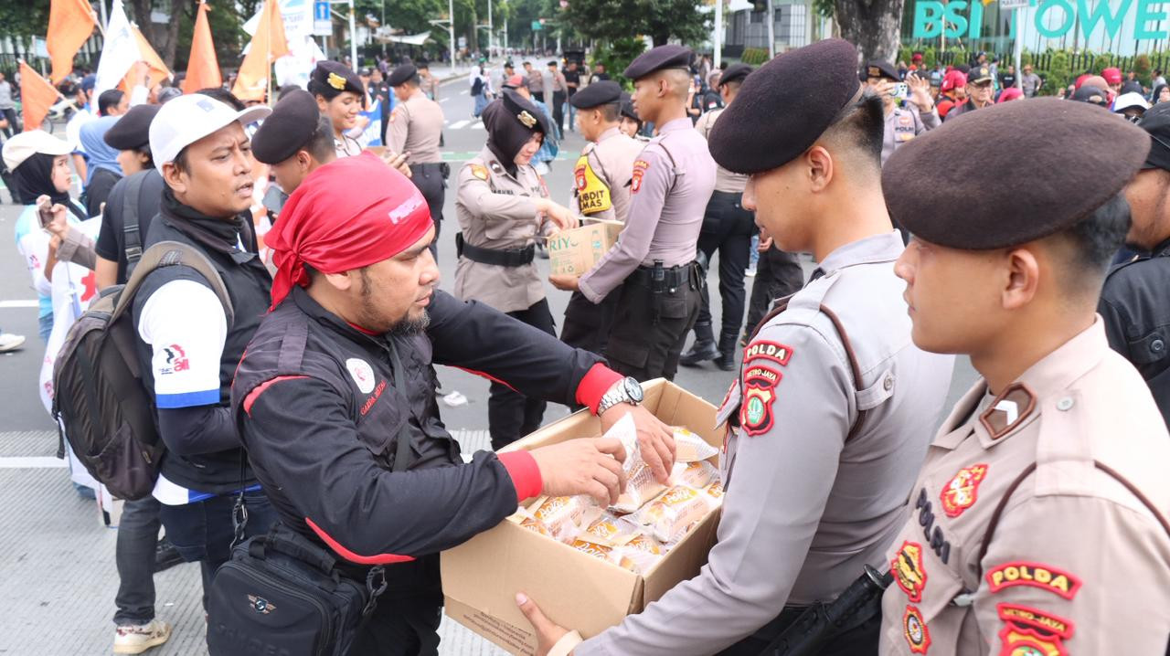 Polisi Bagikan Snack dan Air Mineral ke Massa Aksi Buruh di Depan Gedung Danareksa