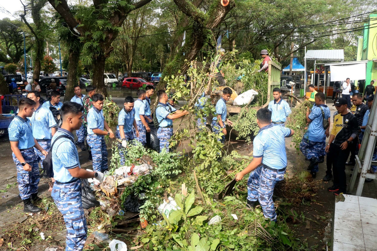 Sinergi TNI-Polri dan Masyarakat Peringati HUT ke-80 TNI AU, Lanud Sjamsudin Noor Gelar Karya Bakti di Pasar Ulin Raya Banjarbaru