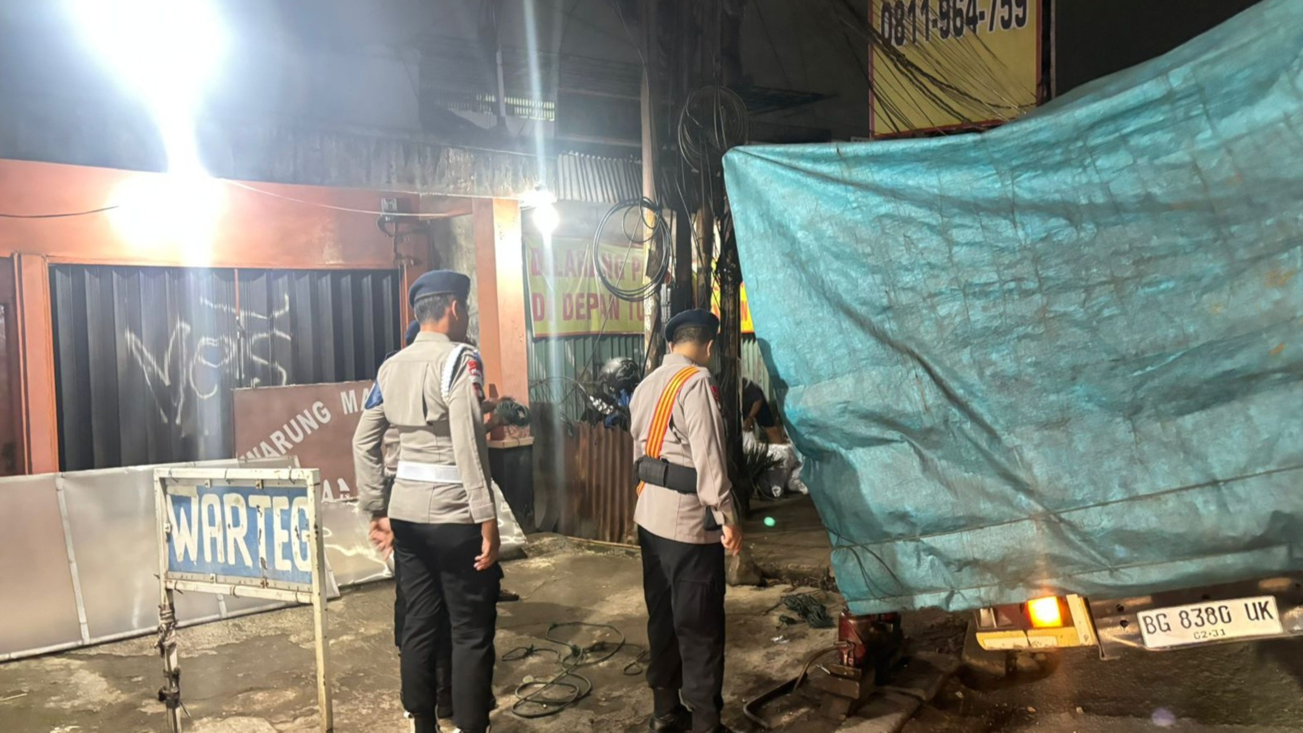 Truk Terperosok Depan Mako C Pelopor, Brimob Bantu evakuasi dan Urai Lalin