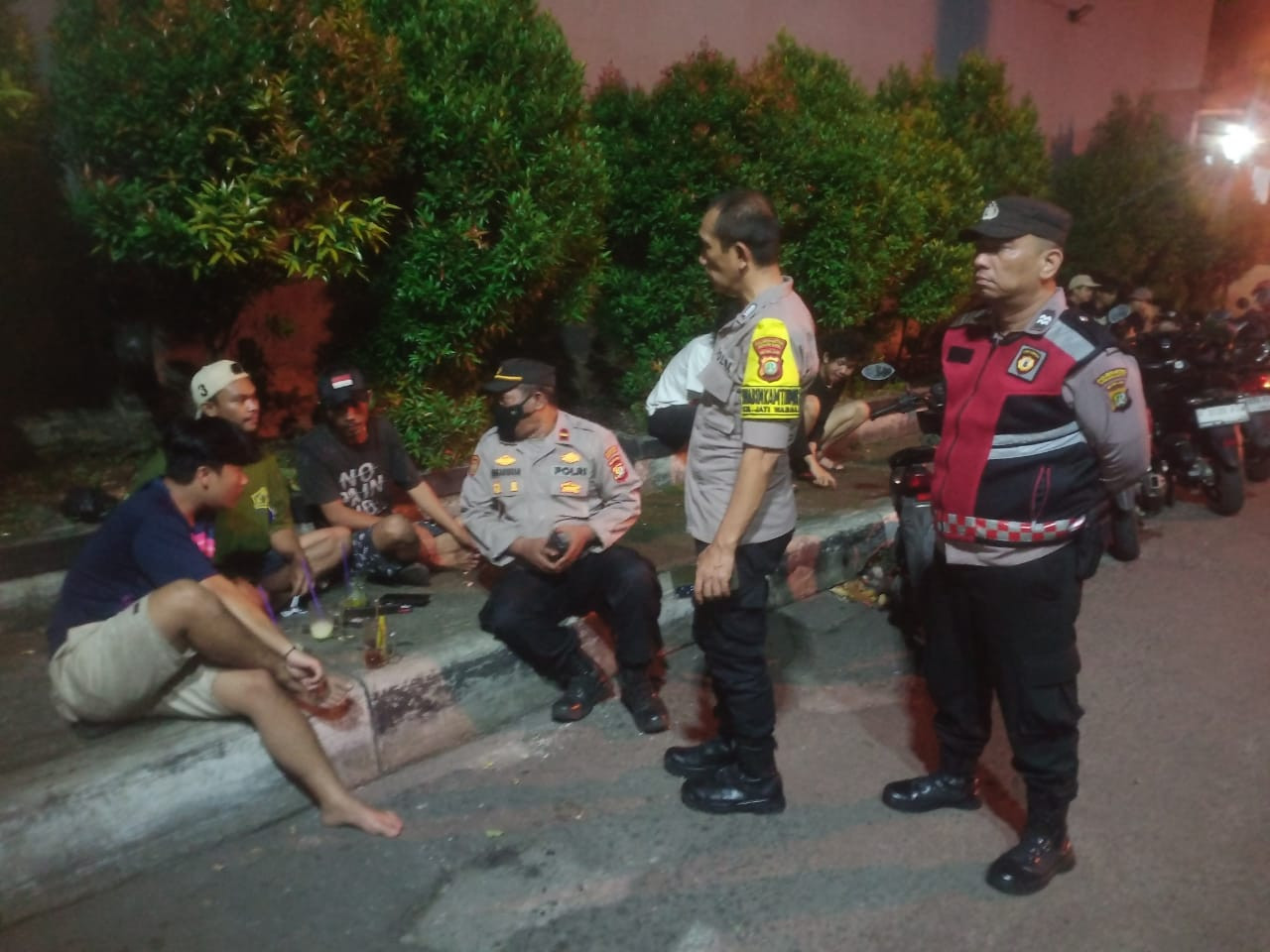 Jaga Ketertiban, Polsek Pondok Gede Bubarkan Kelompok Remaja di Malam Hari