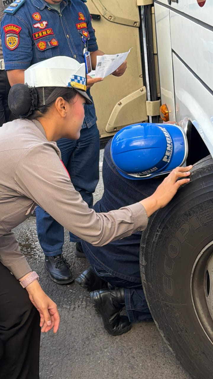 Pastikan Keselamatan Penumpang Nataru, Satlantas Polres Metro Bekasi Kota Cek Kelayakan Bus di Terminal Induk Bekasi