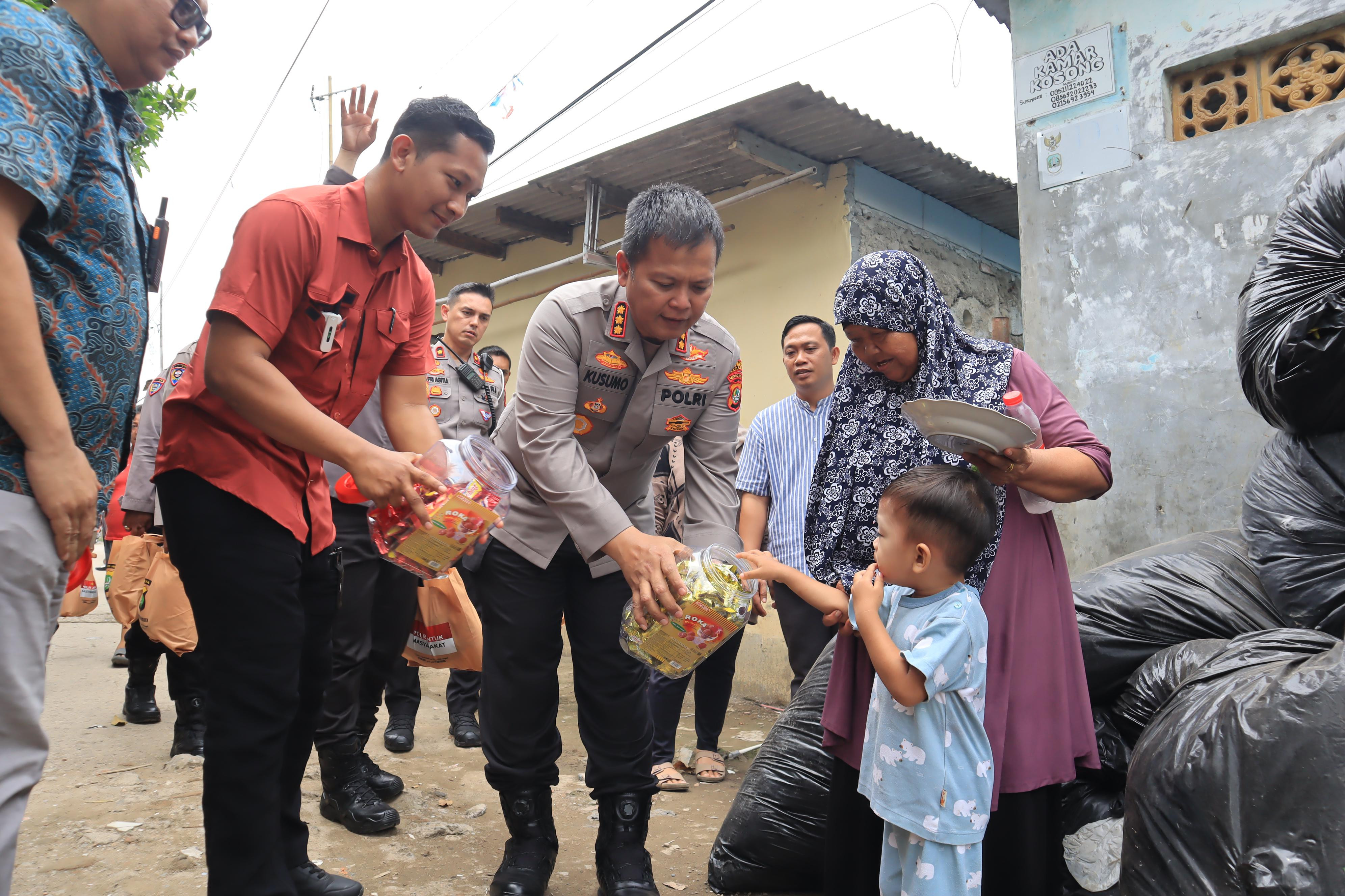 Momen Unik Ketika Kapolres Metro Bekasi Kota Bagikan Paket Sembako Wilayah Margajaya