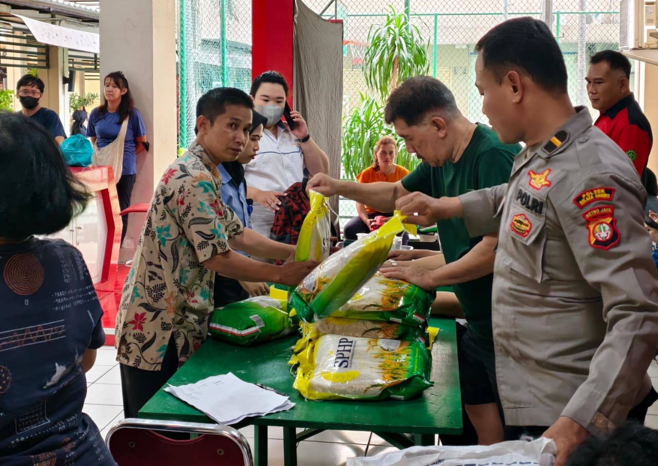 Polsek Kelapa Gading dan Bulog Gelar Gerakan Pangan Murah, Warga Antusias Dapatkan Beras SPHP Terjangkau