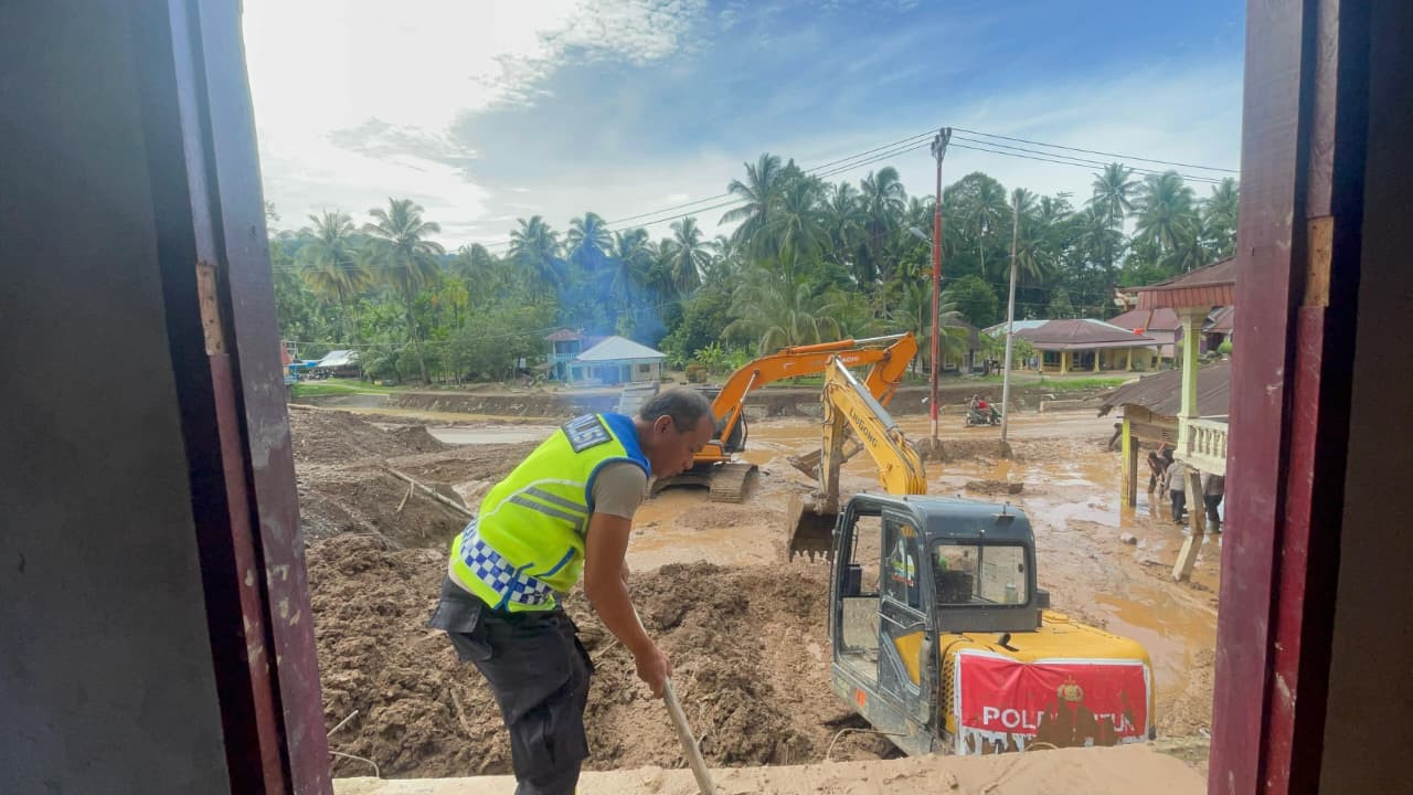 Polri Maksimalkan Bantuan dengan Kerahkan Alat Berat, Percepat Pemulihan Bencana di Sumatra