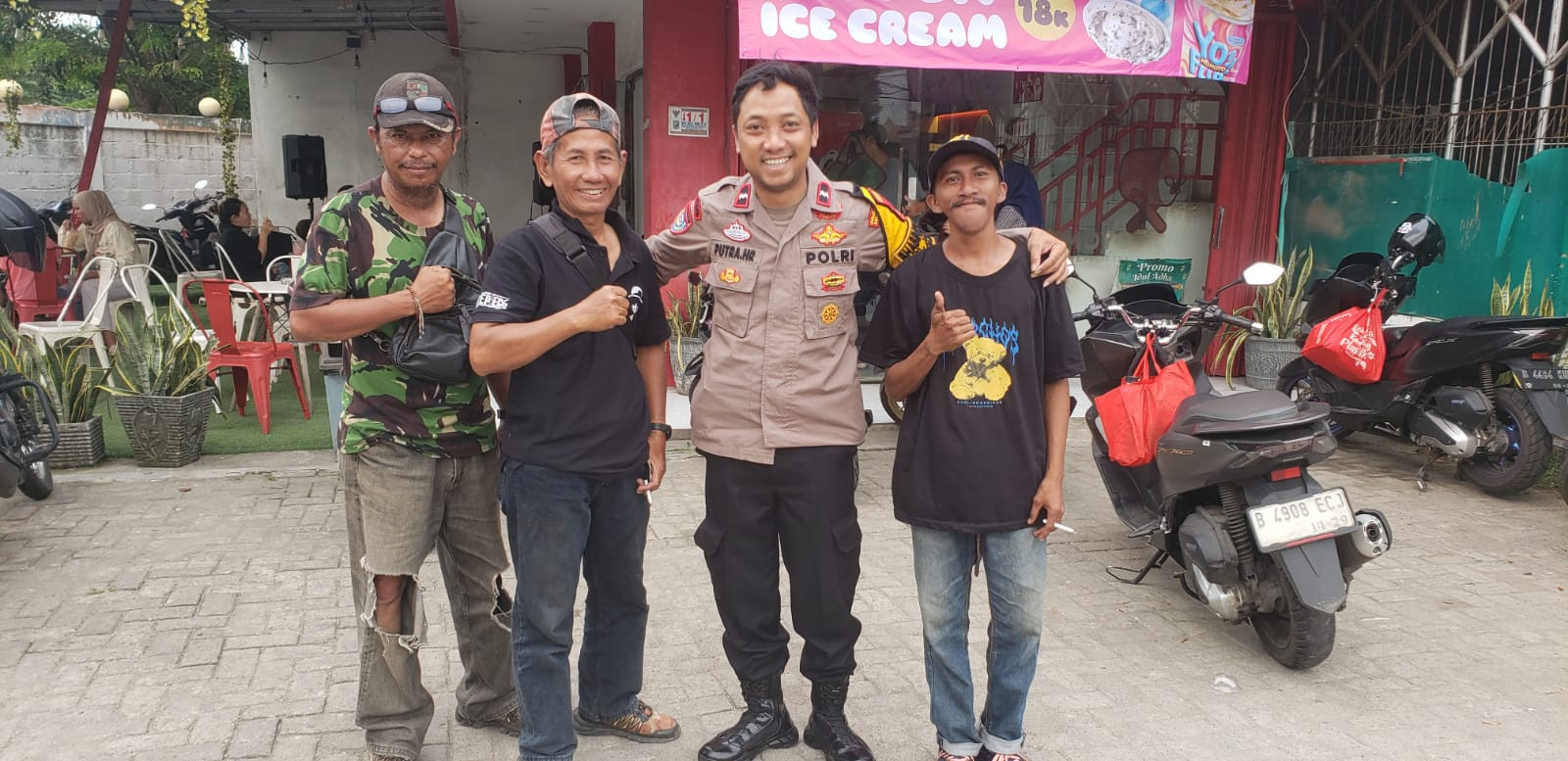 Ciptakan Rasa Aman Siang Hari, Bhabinkamtibmas Pondok Gede Patroli di Area Pertokoan Jatirahayu
