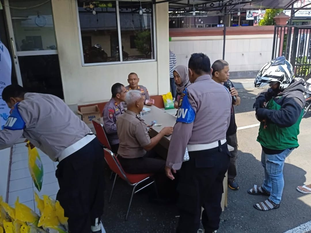 Polsek Bekasi Selatan Gelar Gerakan Pangan Murah, 4 Ton Beras Habis Diserbu Warga