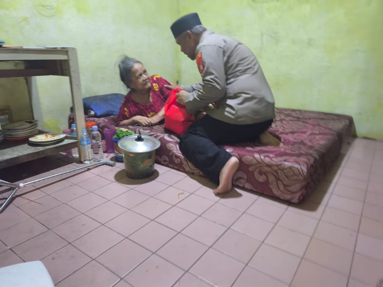 Kapolsek Bekasi Barat Santuni Janda Lansia yang Sakit