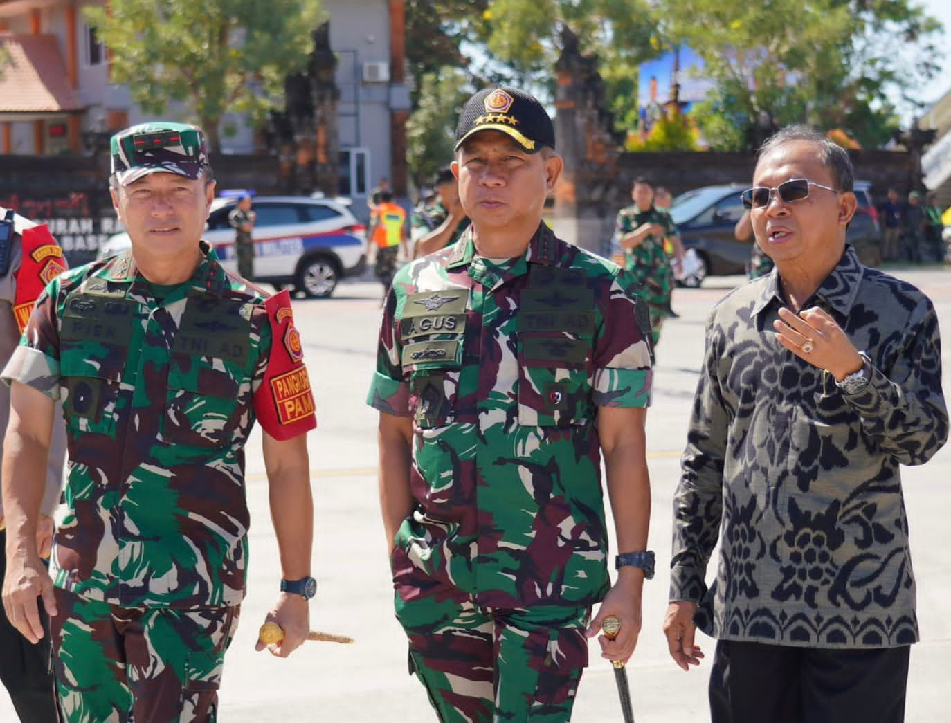 Panglima TNI Dampingi Presiden Prabowo Tinjau Lokasi Pasca Banjir di Bali
