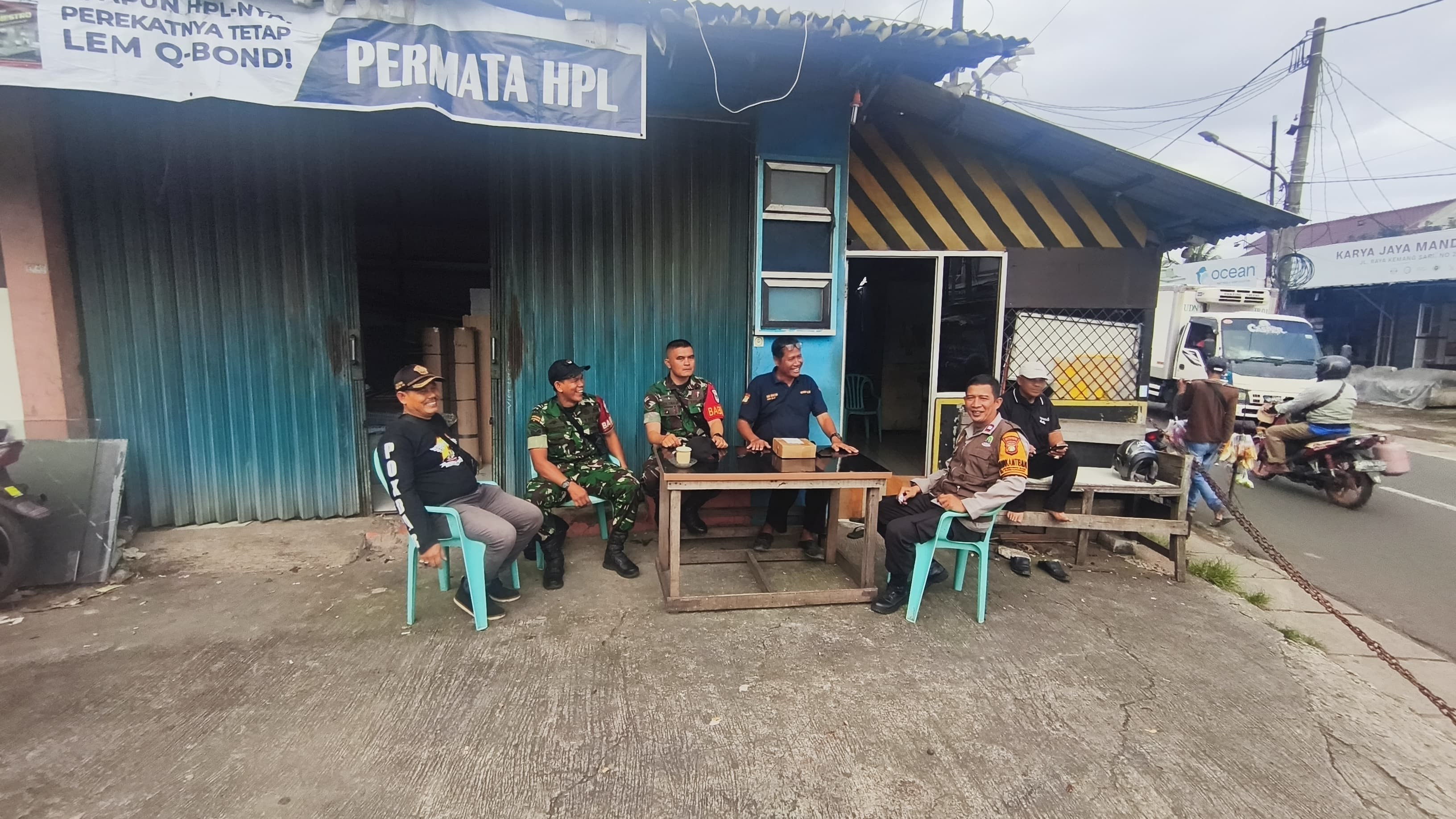 Sinergi TNI-Polri: Bhabinkamtibmas dan Babinsa Jatibening Baru Sambangi Tokoh Masyarakat Perkuat Kamtibmas