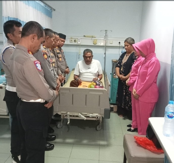 Peduli dan Empati, Kapolsek Bekasi Barat Jenguk Anggota yang Sakit