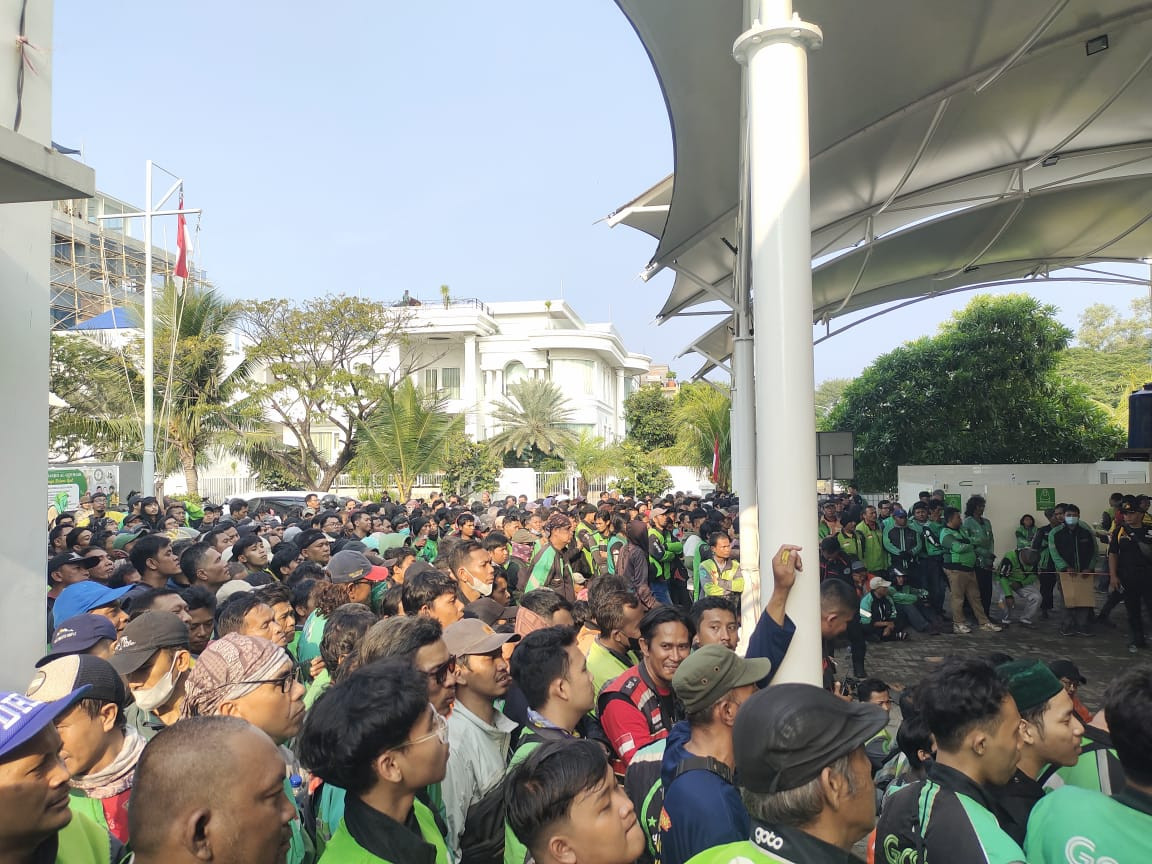 Jum’at Berkah & Jum’at Peduli, Polsek Metro Penjaringan Bekerja Sama dengan DKM Masjid Al-Qohhar Bagikan Sembako untuk Ojol
