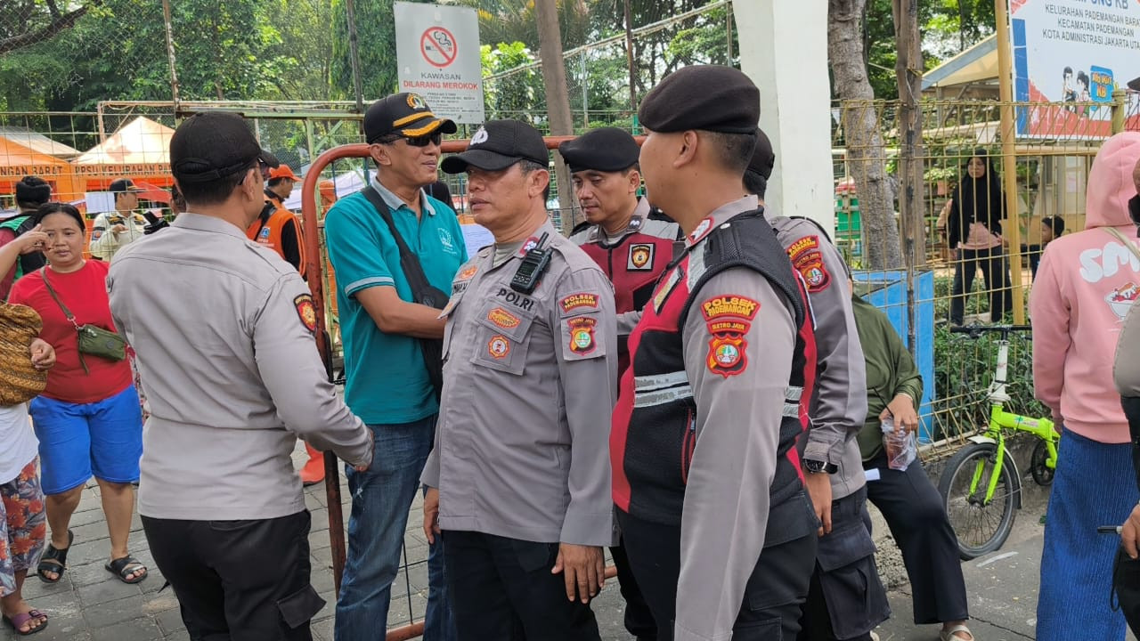 Patroli Jalan Kaki Polsek Pademangan Dukung Program “Jaga Lingkungan” di RPTRA Budi Mulia