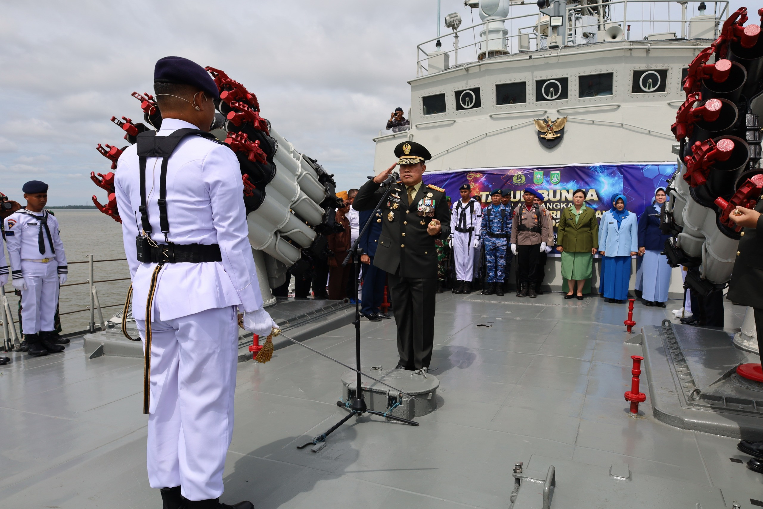 Komandan Lanal Dumai Ikuti Upacara Tabur Bunga di Laut Peringati Hari Pahlawan Nasional Tahun 2025