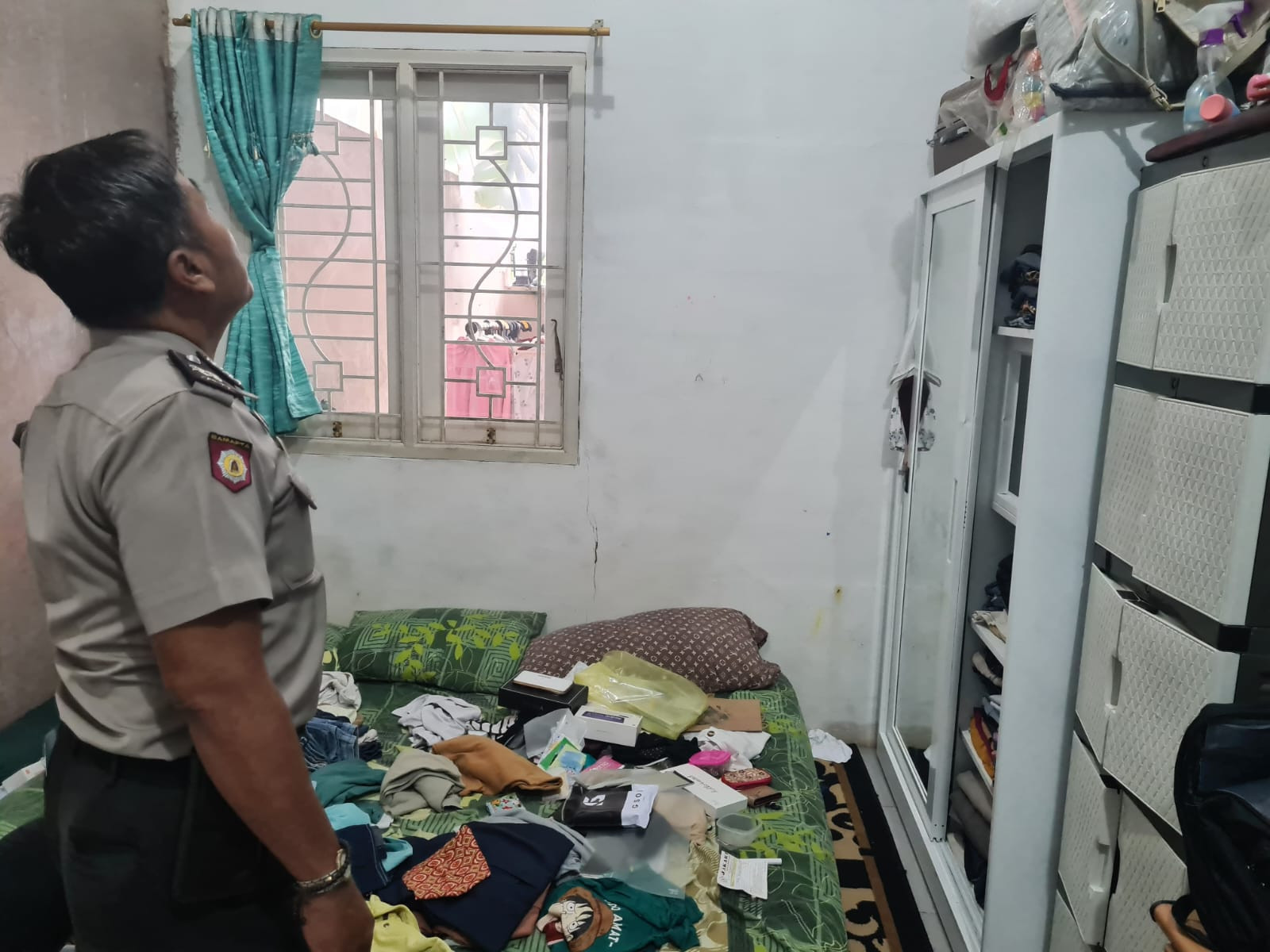 Rumah Dibobol Maling, Warga Jati Asih Hubungi 110 Polisi Langsung Cek TKP