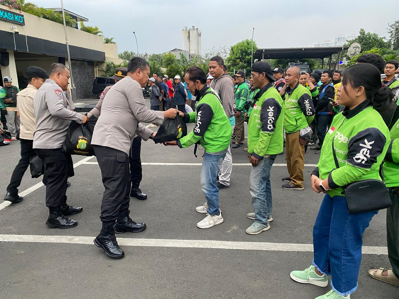 Jumat Berkah Polres Metro Bekasi Kota, 100 Paket Sembako Dibagikan untuk Ojol dan Warga